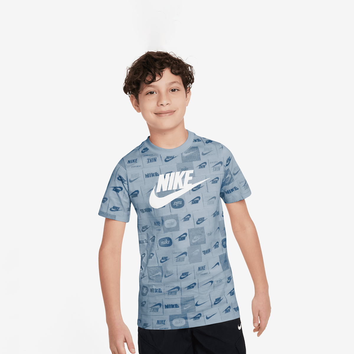Sportswear Club All Over Print T-Shirt High Brand Read, NIKE, Apparel, lt armory blue, taille: 170